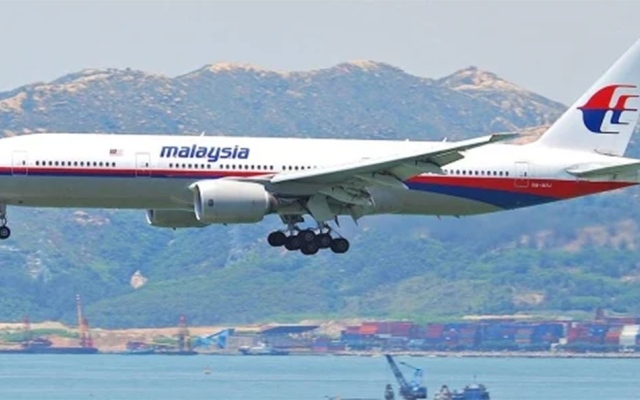الصورة: الصورة: بعد 10 سنوات على اختفائها.. أهالي ضحايا الطائرة الماليزية يطالبون بعمليات بحث جديدة