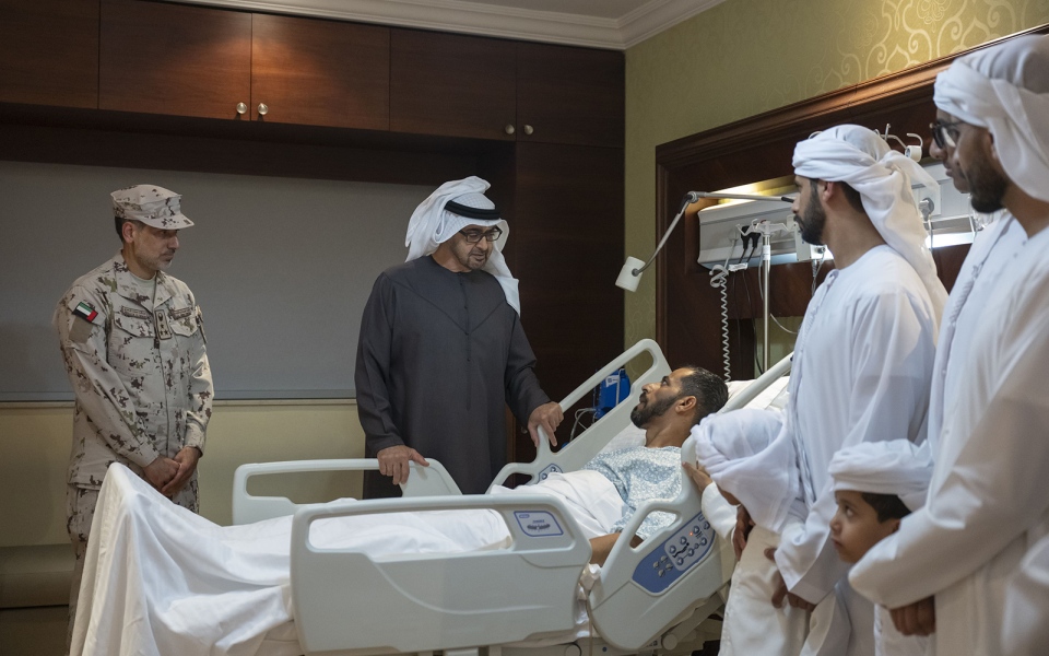 الصورة: الصورة: رئيس الدولة يطمئن على صحة محمد سالم النعيمي بمستشفى زايد العسكري