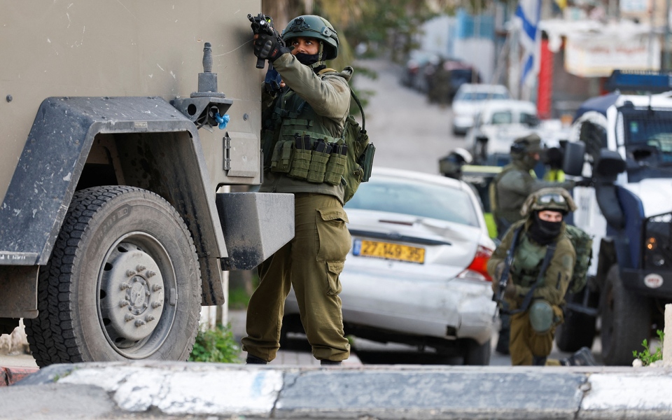الصورة: الصورة: مقتل شخصين في اشتباكات بالضفة الغربية وشمالي إسرائيل