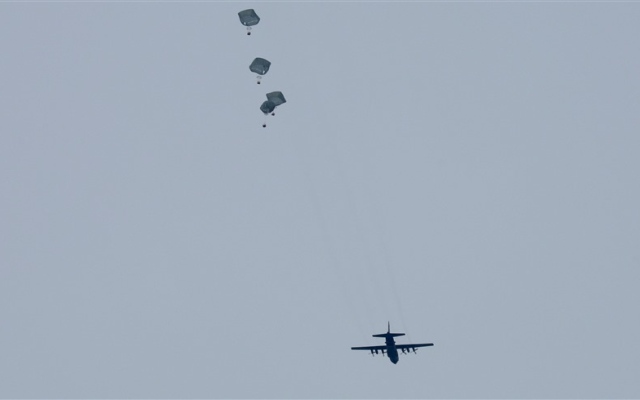 الصورة: الصورة: بلجيكا ترسل طائرة عسكرية محمّلة مساعدات إلى غزة تمهيداً لإسقاطها من الجو