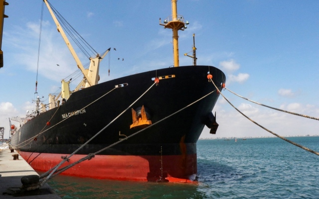 الصورة: الصورة: استهداف سفينة شحن ترفع علم ليبيريا قبالة السواحل اليمنية