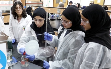 الصورة: الصورة: جامعة الشارقة تنظم ورشة كيمياء لطلبة الثانوية