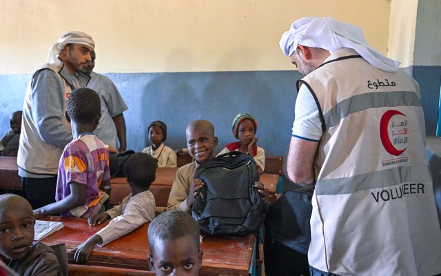 الصورة: الصورة: الهلال الأحمر الإماراتي يواصل تنفيذ برامجه الإغاثية للاجئين السودانيين في تشاد