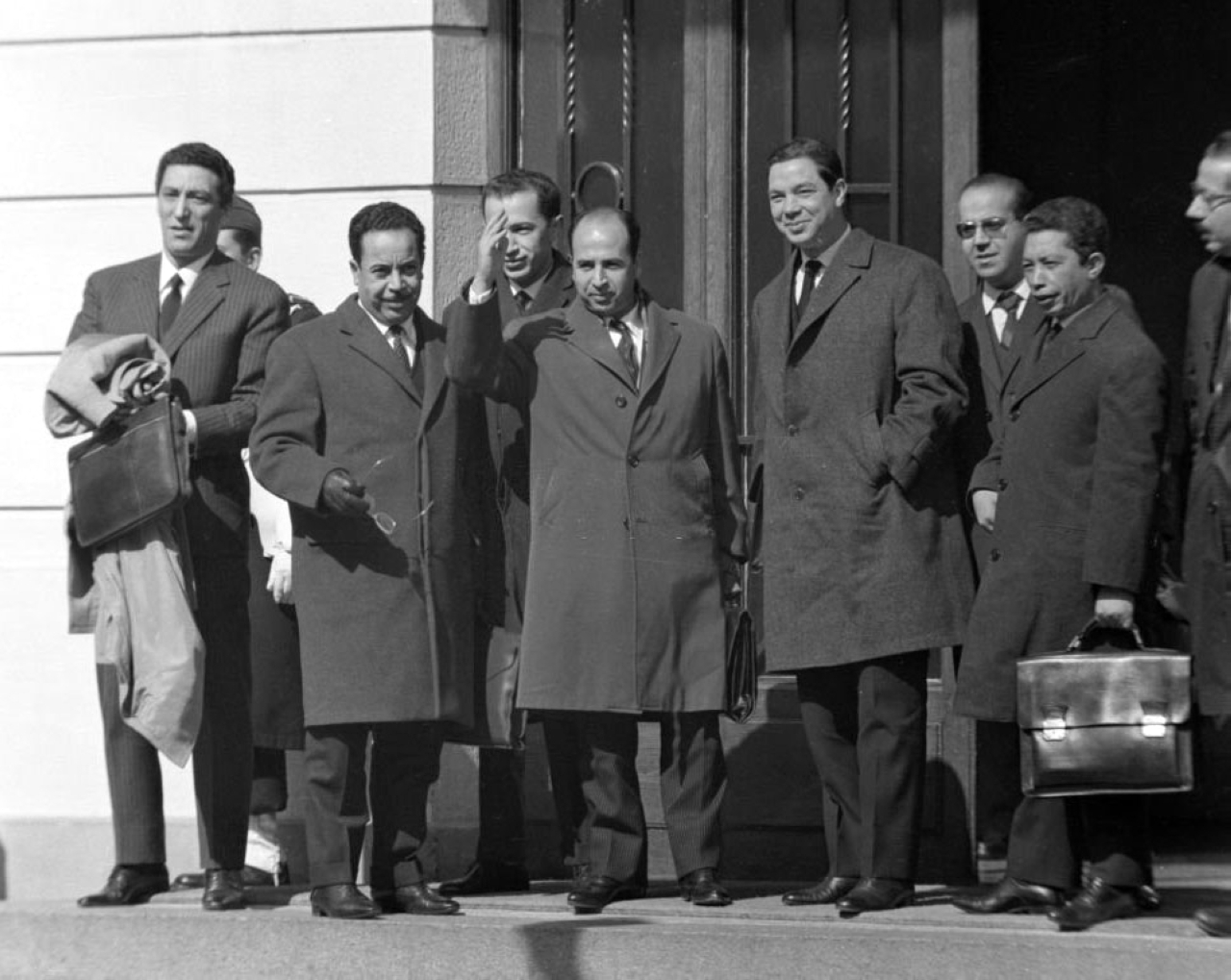 الصورة : 1962 افتتاح أولى جلسات مفاوضات إيفيان التي أدت إلى استقلال الجزائر.