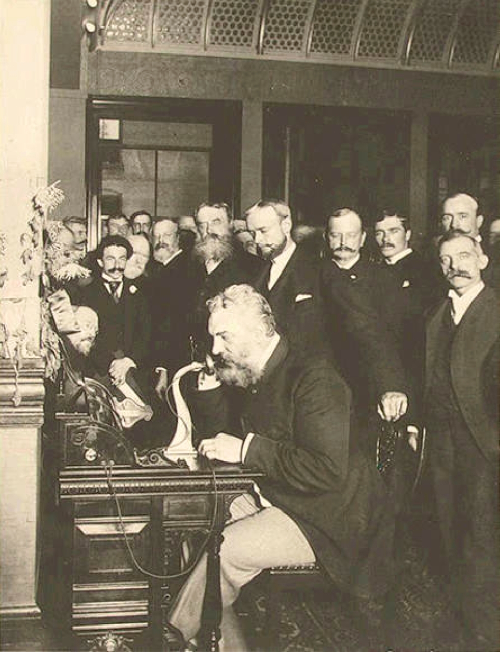 الصورة : 1876 ألكسندر غراهام بيل يحصل على براءة اختراع الهاتف.