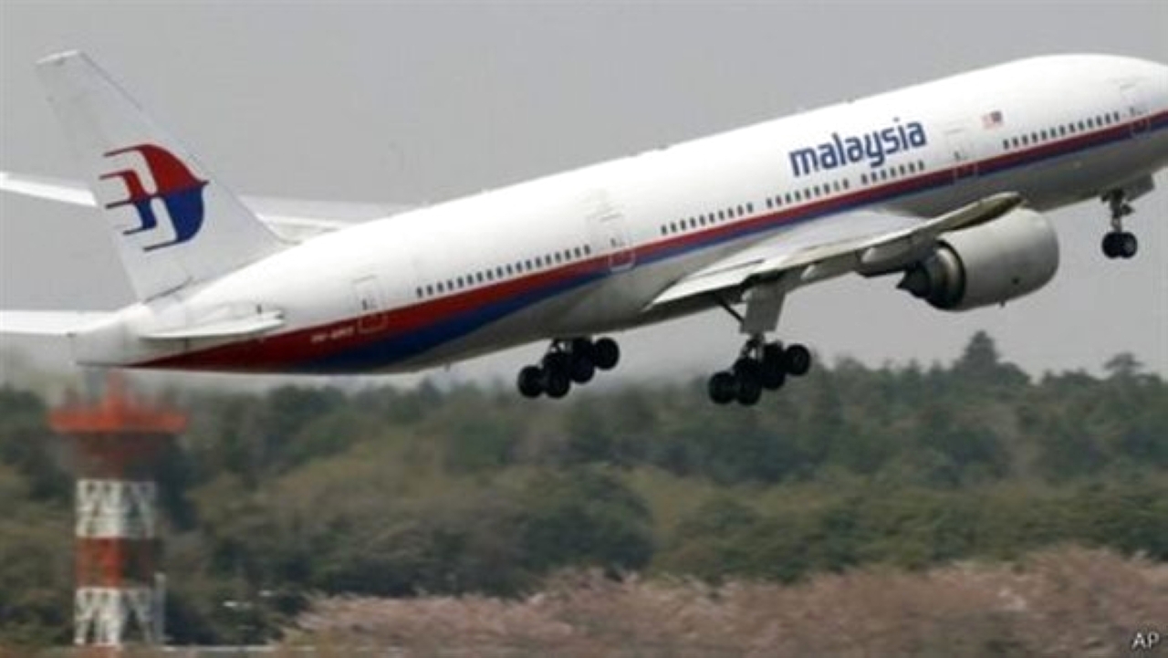 الصورة : 2014 - اختفاء طائرة ماليزية من طراز بوينغ 777 والتي أقلعت من كوالالمبور متجهة إلى بكين وعلى متنها 239 شخصاً.