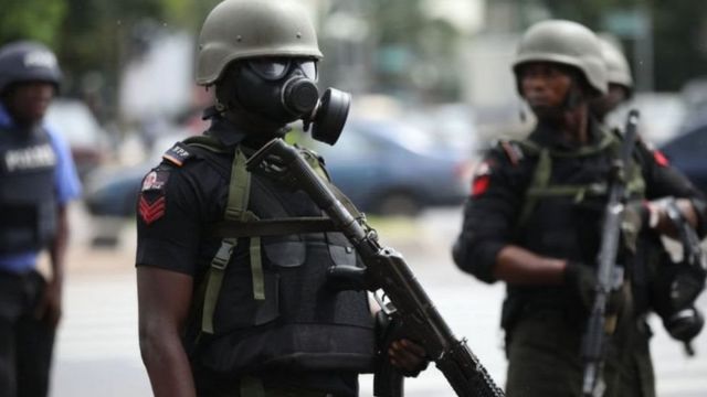 نيجيريا تستنفر قواتها للعثور على 250 تلميذاً اختطفهم مسلحون