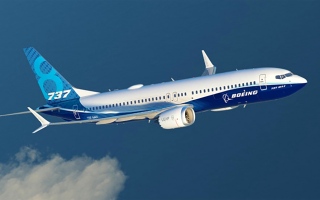 الصورة: الصورة: «بوينغ» تنفي إزالة جزء رئيس من 737 ماكس 9