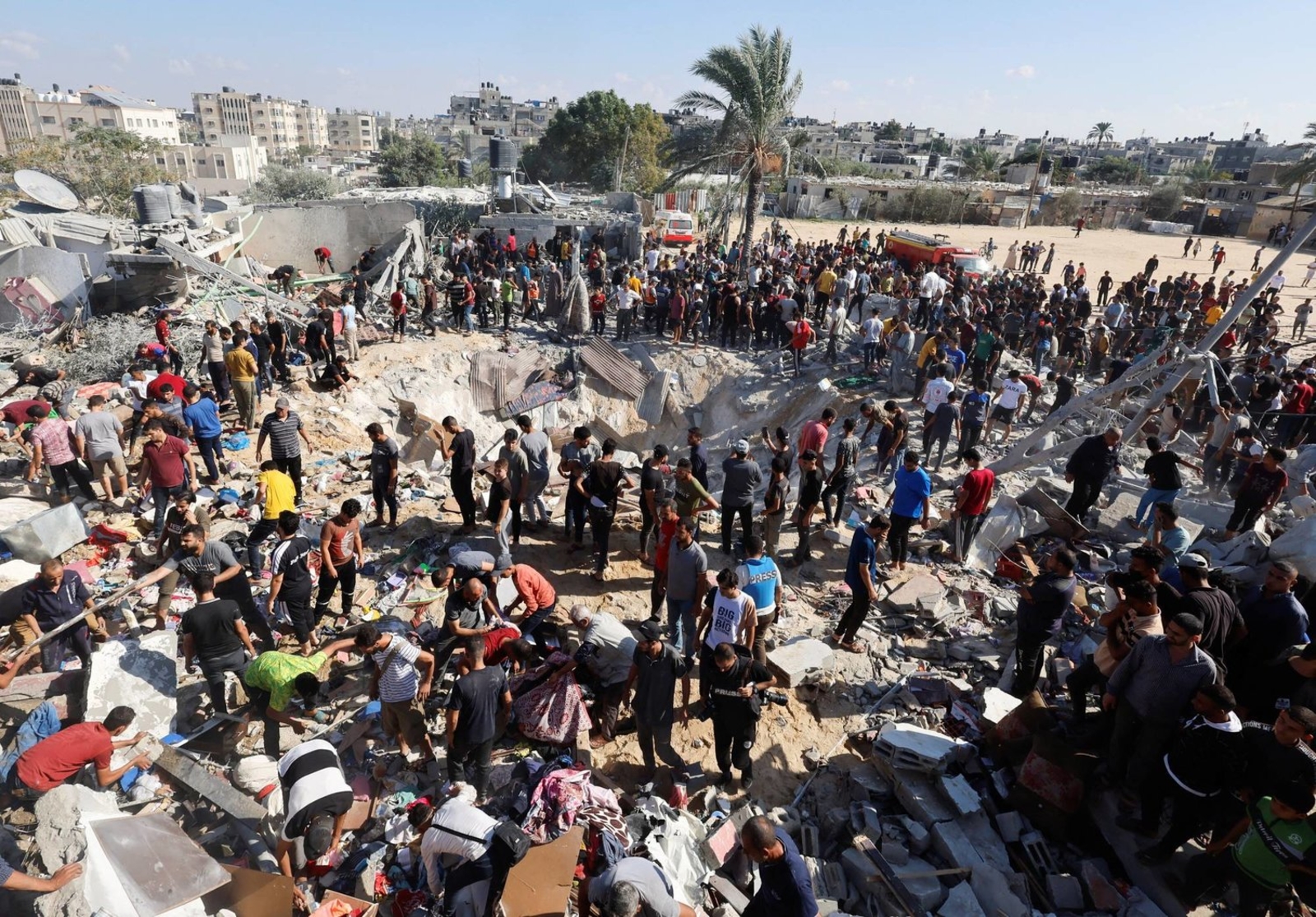 مقتل 13 فلسطينياً بينهم أطفال في قصف إسرائيلي وسط قطاع غزة