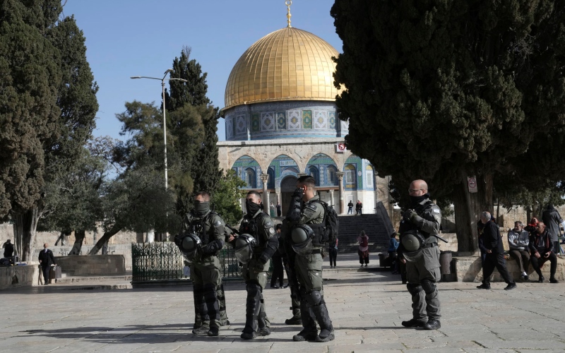 الصورة: الصورة: الشرطة الإسرائيلية تمنع وصول الشباب الفلسطينيين إلى المسجد الأقصى