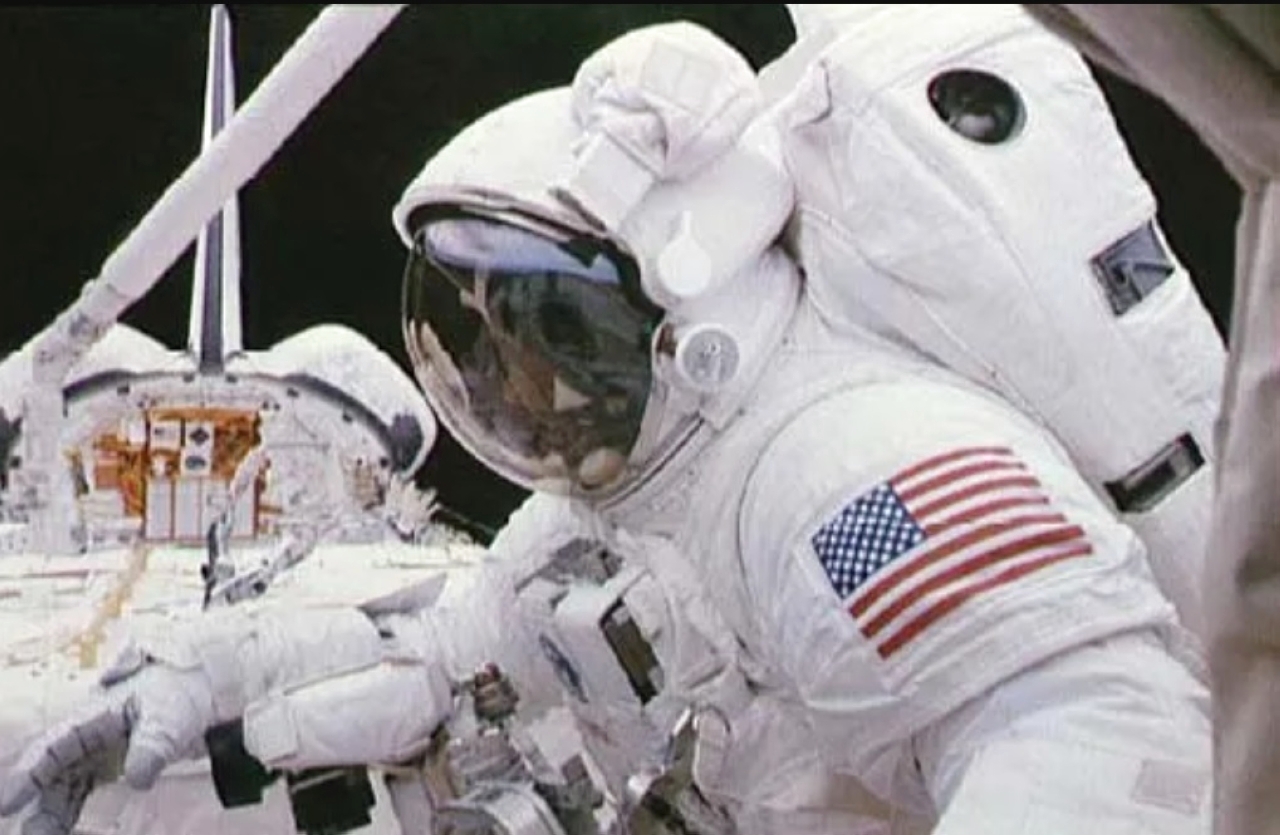 الصورة : 1995 نورمان ثاكارد أول رائد أمريكي يرتاد الفضاء على متن مركبة روسية.