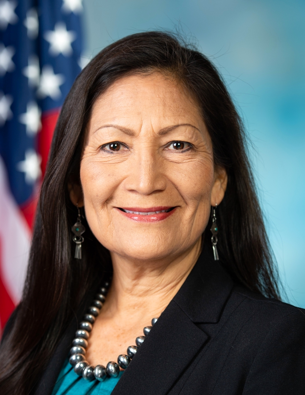 الصورة : 2021 «الشيوخ الأمريكي» يصادق على تعيين ديب هالاند وزيرة للداخلية كأول وزيرة من السكان الأصليين.