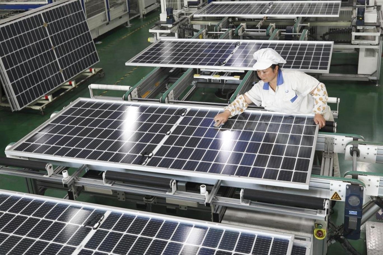مصنعو الألواح الشمسية الأمريكيون في مهب رياح الواردات