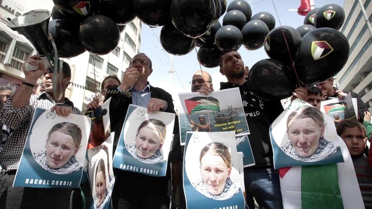 الصورة : 2003 مقتل الناشطة الأمريكية راشيل كوري بعدما دهستها جرافة إسرائيلية في رفح بغزة