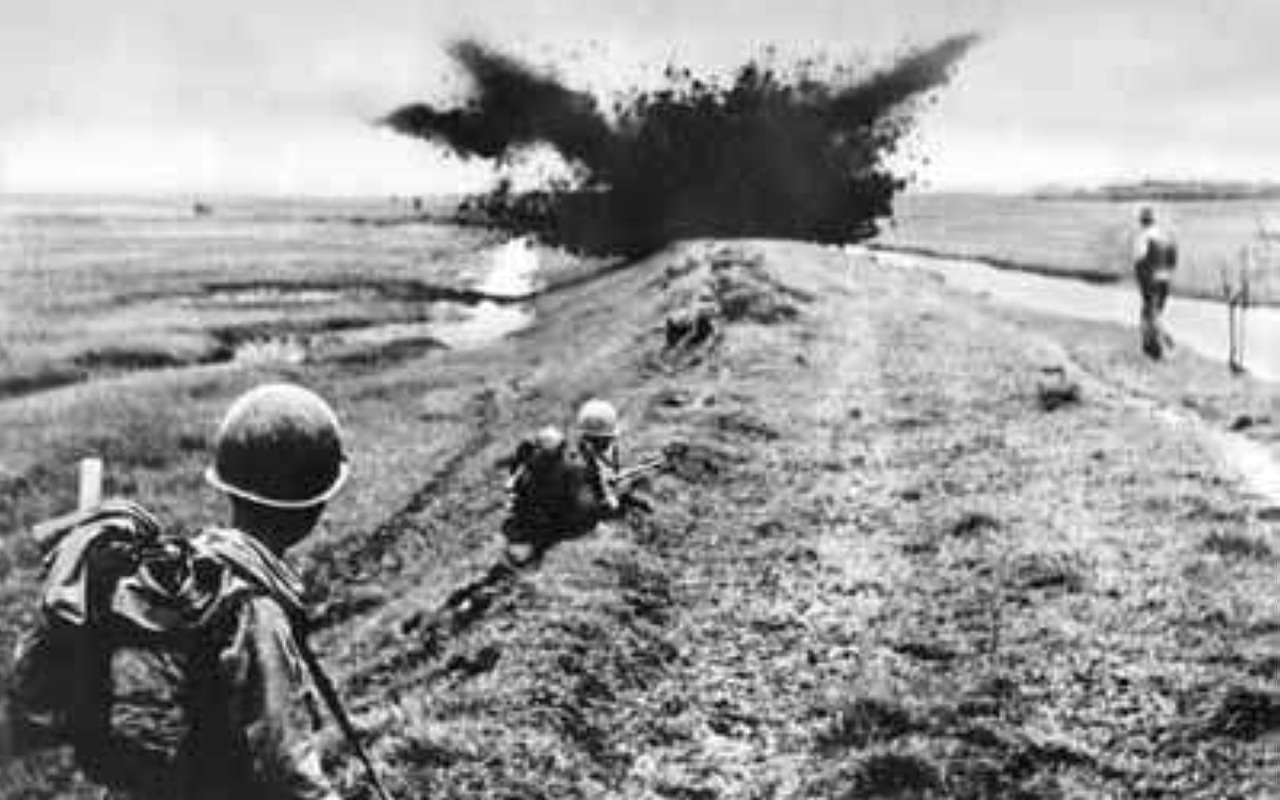 الصورة : 1968 مجزرة ماي لاي حيث قضى 350 - 500 فيتنامي على أيدي القوات الأمريكية