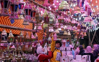 الصورة: الصورة: المصريون يحتفون بشهر رمضان بالفوانيس والزينة
