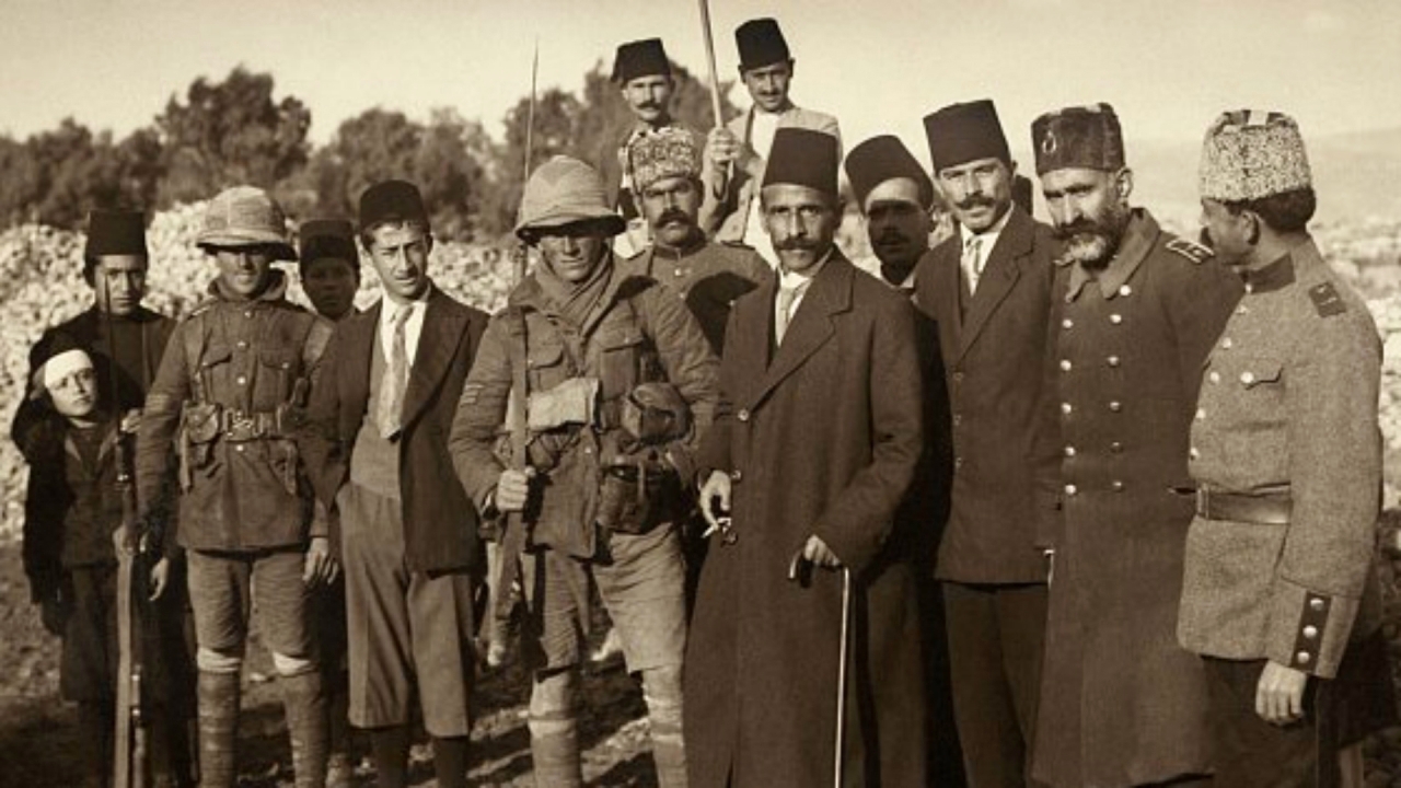 الصورة : 1916 إيطاليا تنضم إلى معاهدة سايكس بيكو الموقعة بين إنجلترا وفرنسا وروسيا القيصرية.