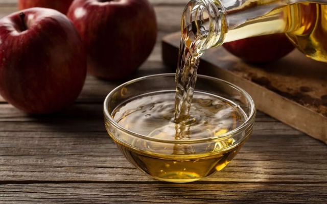الصورة: الصورة: عنصر مذهل لإنقاص الوزن.. ما هي مخاطر شرب خل التفاح؟