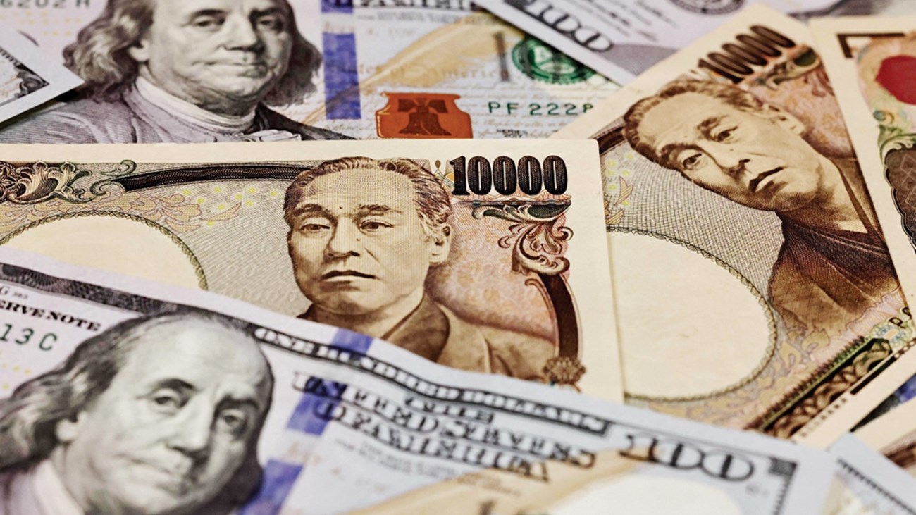 الدولار ينخفض والين مستقر ترقبا لتحول في سياسة بنك اليابان