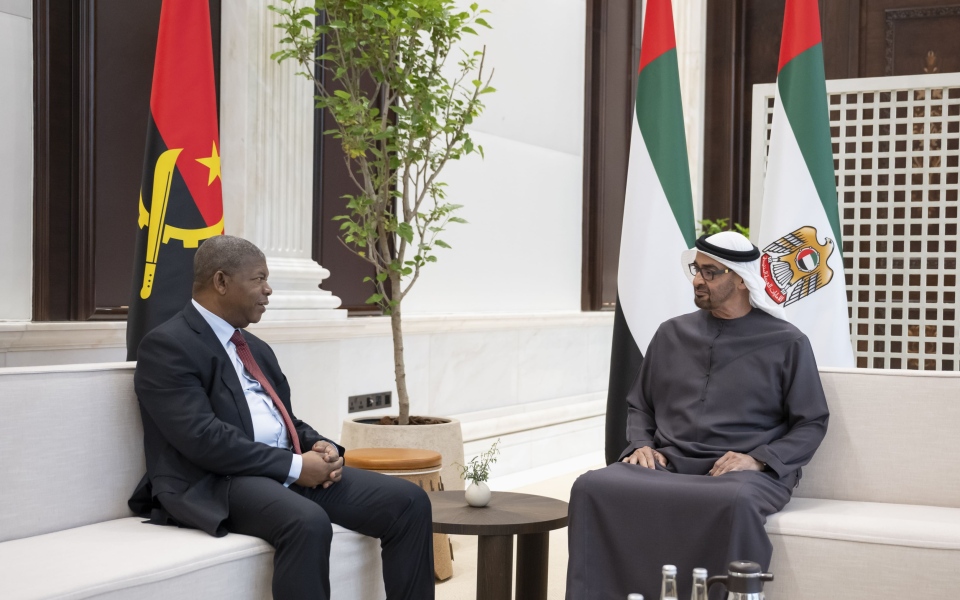 الصورة: الصورة: رئيس الدولة ورئيس أنغولا يبحثان علاقات التعاون بين البلدين