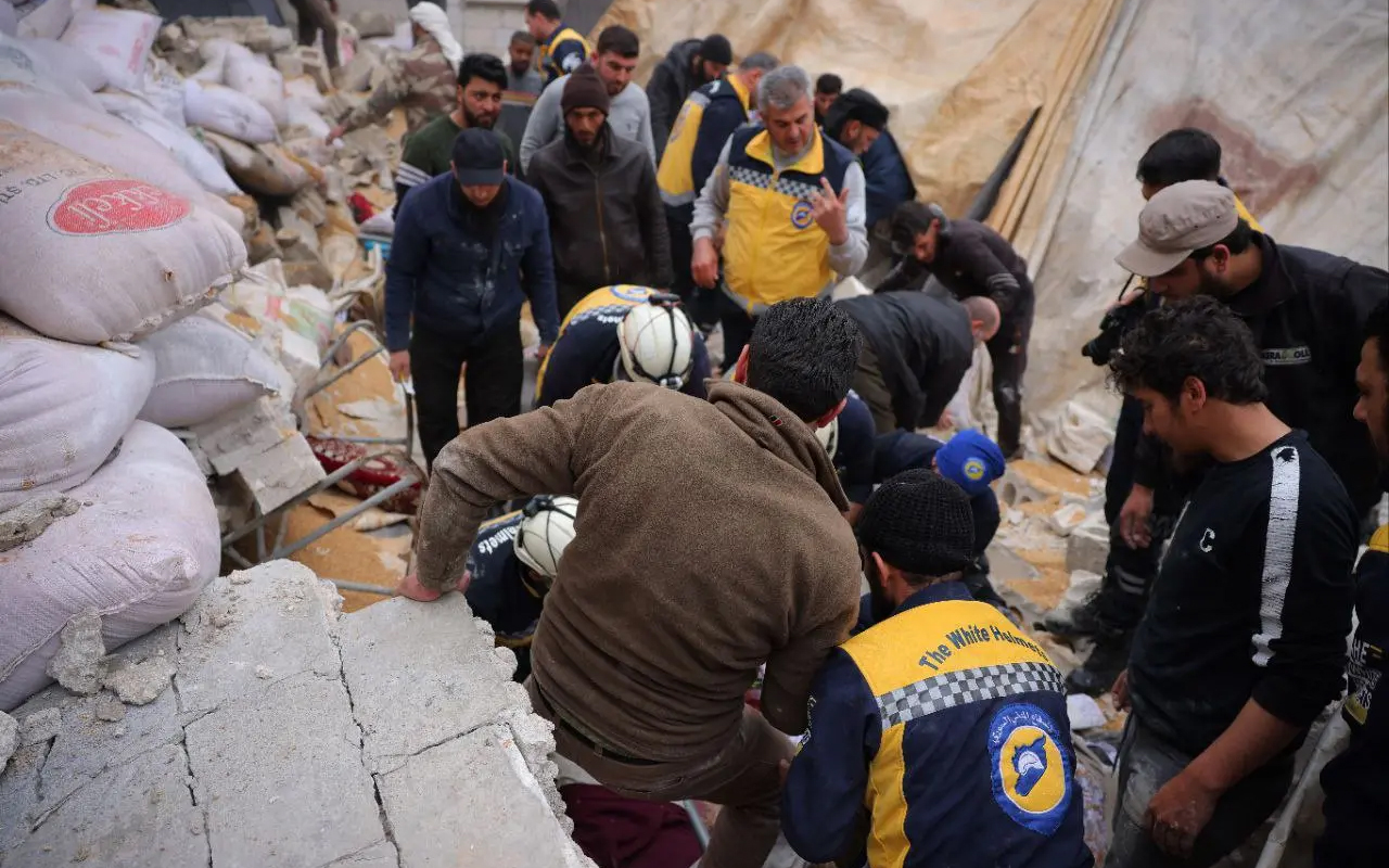 كانوا يحفظون آيات من القرأن.. مقتل 5 أطفال سوريين إثر إنهيار جدار على خيمتهم