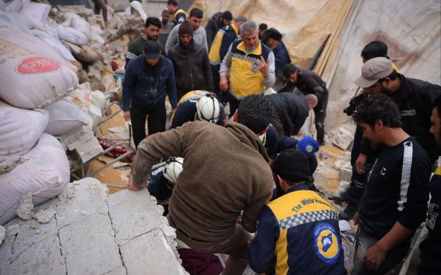 الصورة: الصورة: كانوا يحفظون آيات من القرآن.. مقتل 5 أطفال سوريين إثر انهيار جدار على خيمتهم