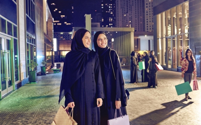 الصورة: الصورة: حركة التسوق تشهد نشاطاً كبيراً ضمن حملة «رمضان في دبي»