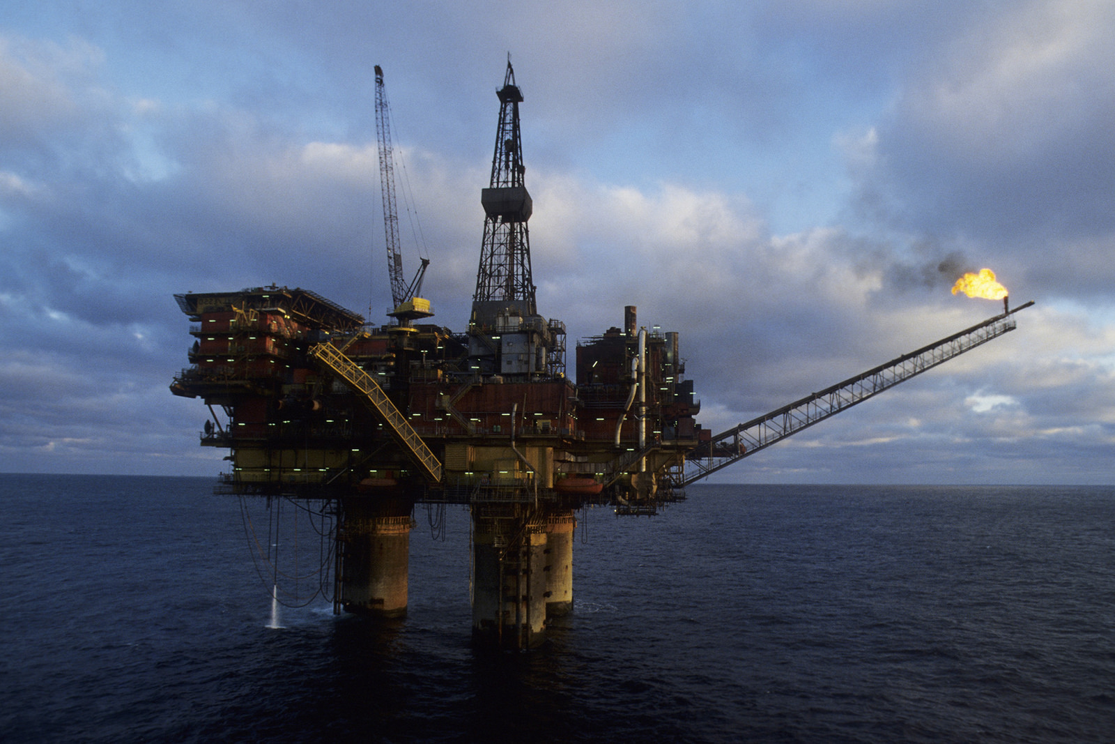 النفط يتراجع مع توقعات بزيادة الصادرات الروسية