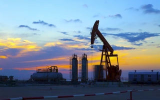 النفط يتراجع عن أعلى مستوى في عدة أشهر متأثراً بارتفاع الدولار