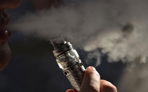 الصورة: الصورة: علماء يدقون ناقوس الخطر.. التدخين الإلكتروني يتسبب في تلف الحمض النووي