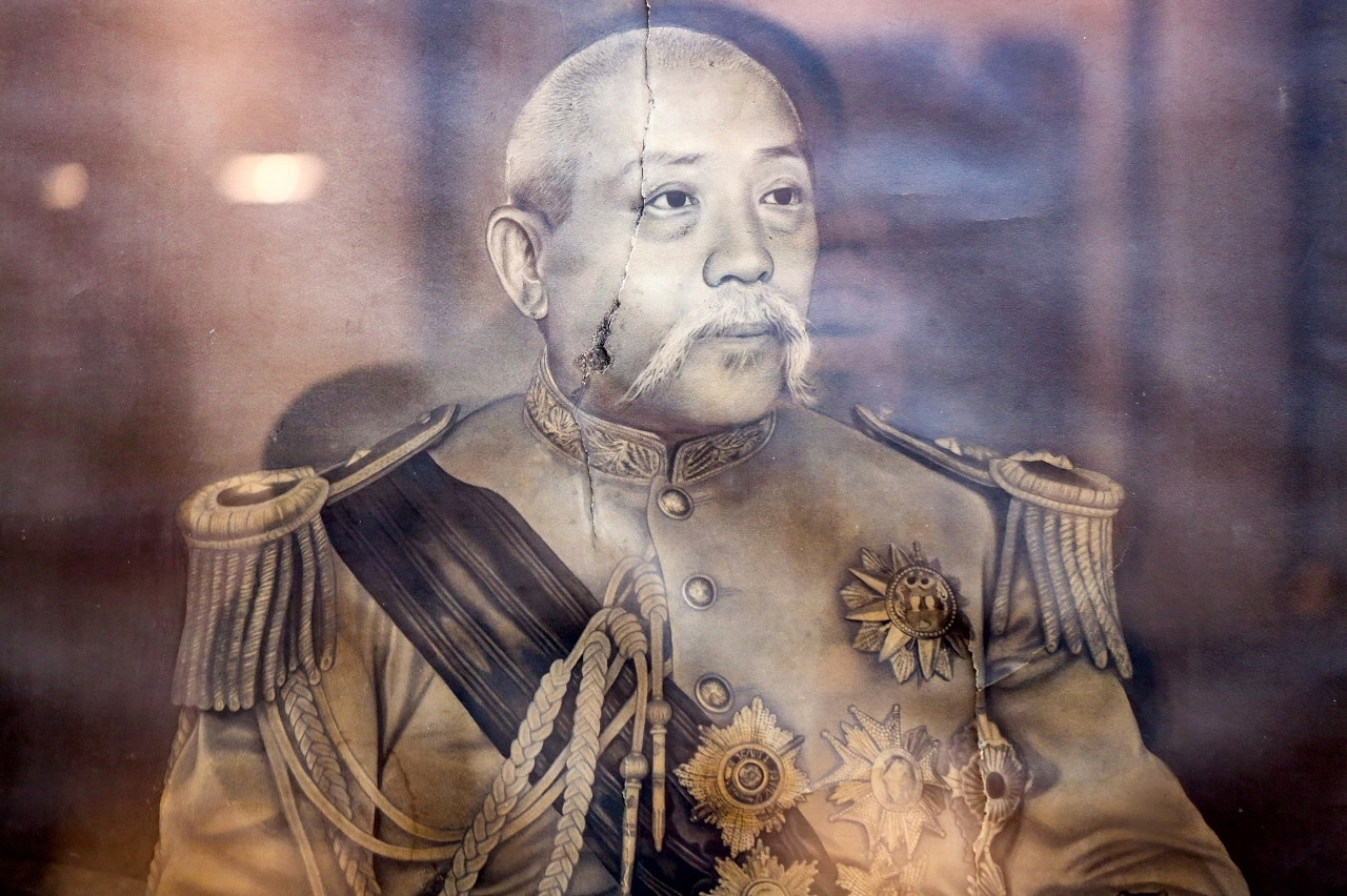 الصورة : 1916 إمبراطور الصين الأخير، يوان شيكاي، يتنازل عن العرش ويمهد لاستعادة جمهورية الصين.