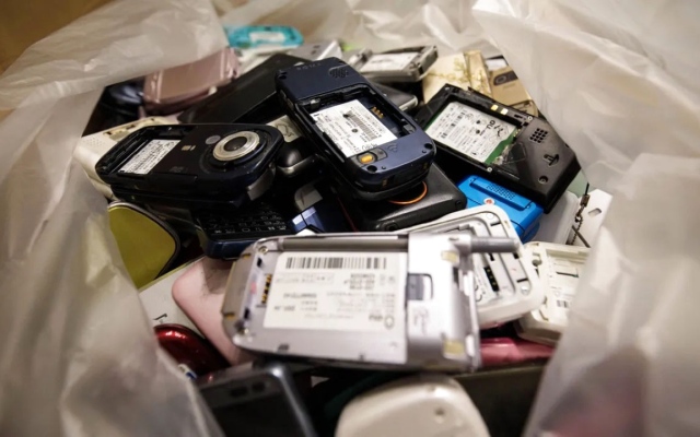 الصورة: الصورة: النفايات الإلكترونية تؤرق العالم