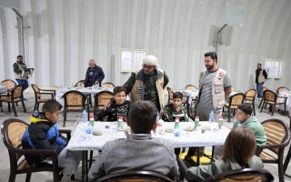 «الهلال الأحمر» ينفذ مشروع إفطار صائم للاجئين السوريين في مريجيب الفهود