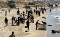 الصورة: الصورة: غرق 12 فلسطينياً في غزة أثناء محاولة التقاط مساعدات ألقتها طائرات