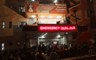 دبابات إسرائيلية تحاصر مستشفى ناصر في جنوب قطاع غزة