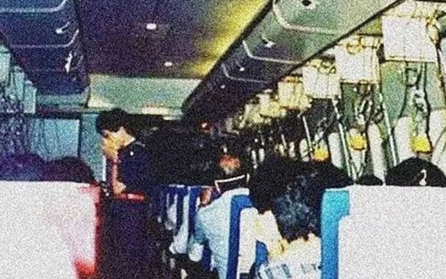 الصورة: الصورة: قبل ثوانٍ من أسوأ حادث تحطم في العالم.. الصورة الأخيرة داخل الطائرة اليابانية المنكوبة عام 1985
