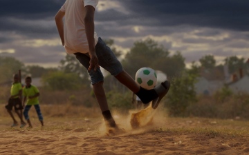 الصورة: الصورة: «كرة القدم».. متعة الشباب بعد «التراويح»