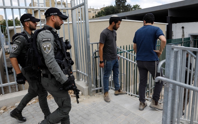 الصورة: الصورة: اعتقال 3 أشخاص بعد اكتشاف مخبأ أسلحة في مرآب سيارات في إسرائيل