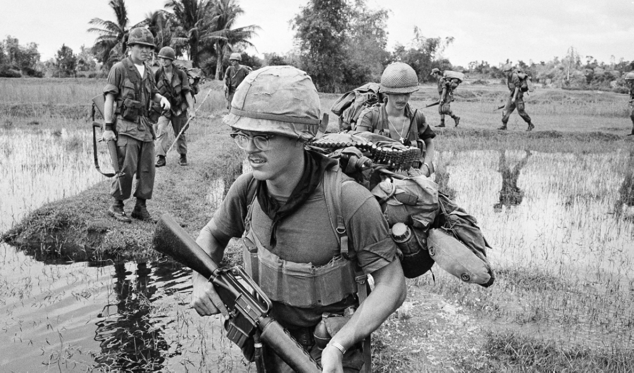 الصورة : 1973 الولايات المتحدة الأمريكية تنسحب من فيتنام بعد أن فقدت نحو 50 ألفاً من جنودها.