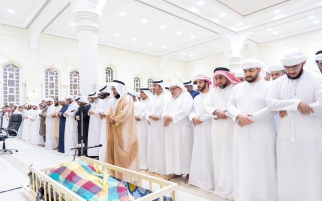 الصورة: الصورة: الشيوخ يؤدون صلاة الجنازة على جثمان خالد بن سعود بن خالد القاسمي