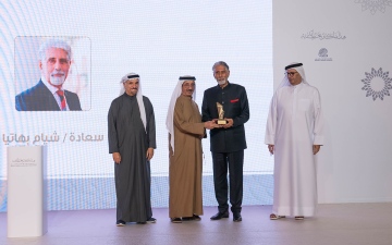 الصورة: الصورة: حشر آل مكتوم يكرّم رجل الأعمال شيام بهاتيا بجائزة البصمة الرياضية