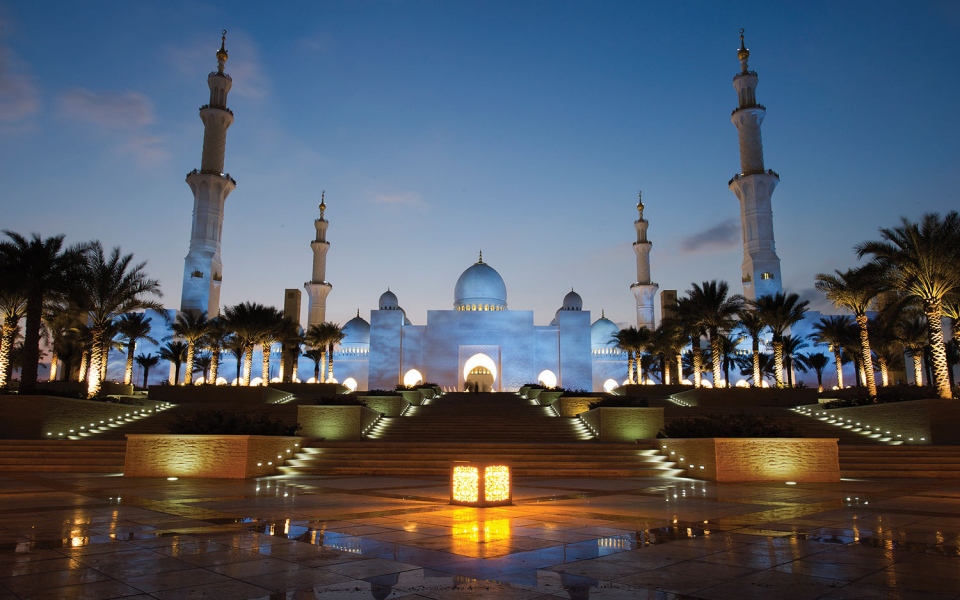 الصورة: الصورة: جامع الشيخ زايد الكبير يستقبل 570,113 مرتاداً خلال النصف الأول من رمضان