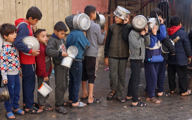 الصورة: الصورة: وسط تحذيرات من مجاعة .. الأونروا تحث إسرائيل على السماح بإدخال الغذاء إلى غزة