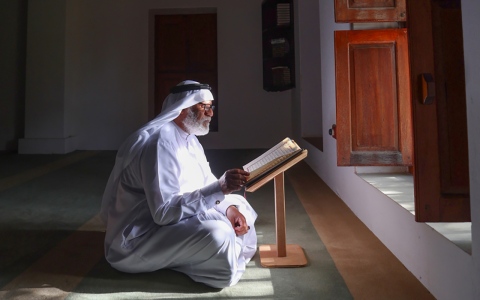 الصورة: الصورة: تلاوة القرآن في أقدم مساجد الإمارات