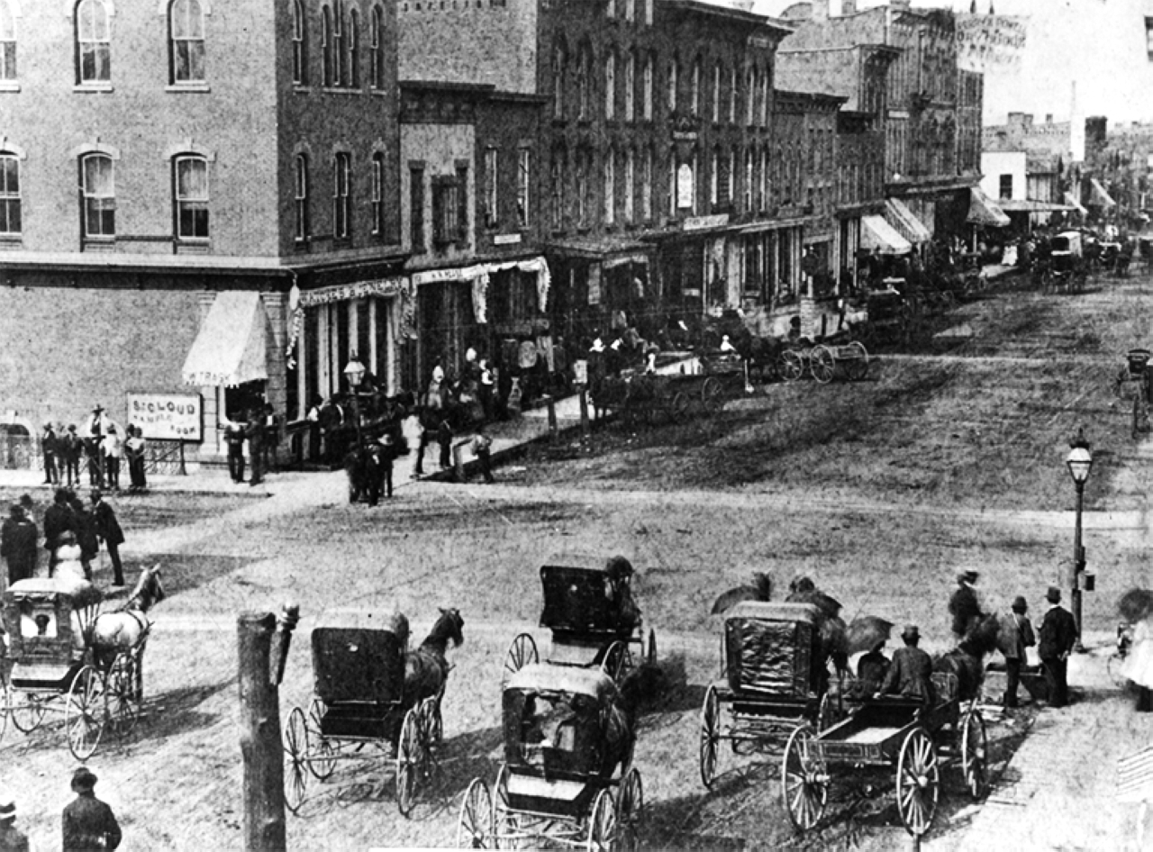 الصورة : 1880 واباش (إنديانا) الأمريكية تصبح أول مدينة في العالم مزودة بإضاءة الشوارع كهربائياً.