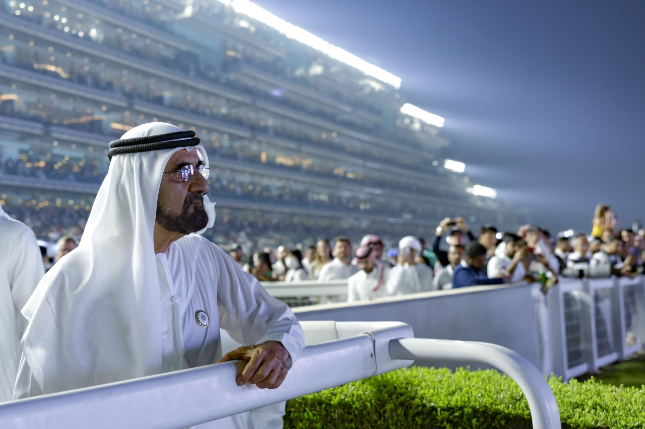 الصورة : محمد بن راشد متابعاً سباقات كأس دبي العالمي