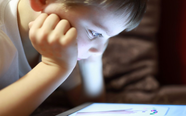 الصورة: الصورة: دراسة تحذر من أثر تمضية الأطفال وقت طويل أمام شاشات الأجهزة الإلكترونية على التطور اللغوي