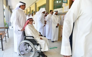 الصورة: الصورة: إقبال قوي مع انطلاق عملية التصويت لاختيار أعضاء مجلس الأمة الكويتي