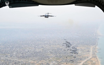 الصورة: الصورة: طيور الخير تنفذ الإسقاط الجوي الـ 34 للمساعدات الإنسانية والإغاثية على شمال غزة