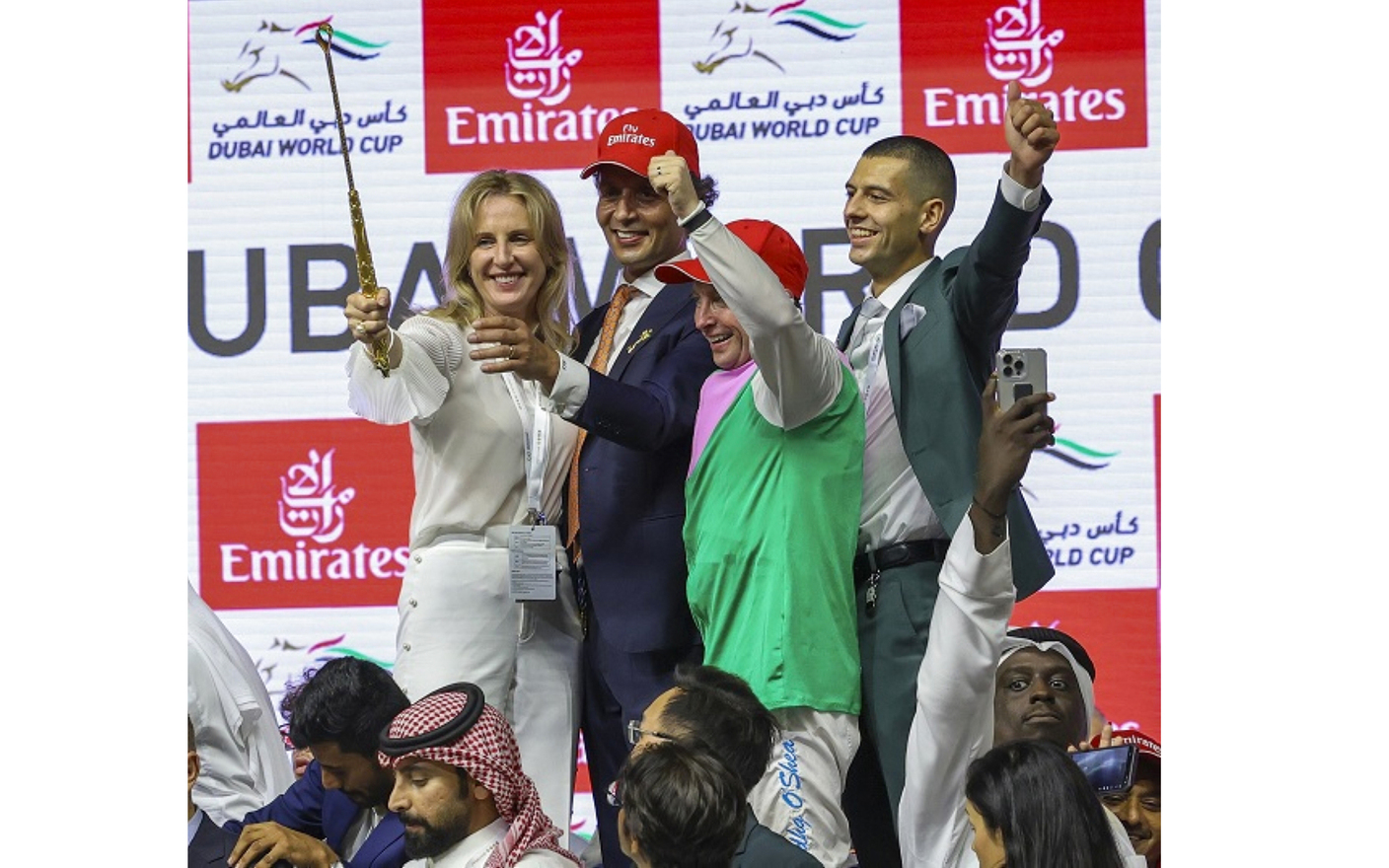 الصورة : بوبات سيمار وتاغ أوشي خلال الاحتفال بلقب كأس دبي العالمي | البيان